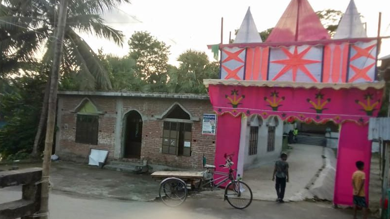একই মাঠে মসজিদ-মন্দির, আজান হলেই থেমে যায় ঢাকের বাজনা