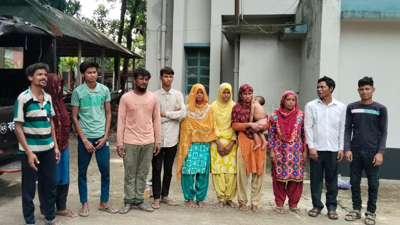 ভূরুঙ্গামারী সীমান্তে বিএসএফের ঠেলে দেয়া ১২ বাংলাদেশি আটক