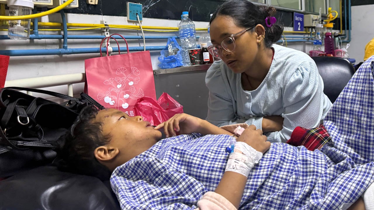 নেপালে বন্যা: গাছে উঠে প্রাণ বাঁচল ৮ বছরের শিশুর