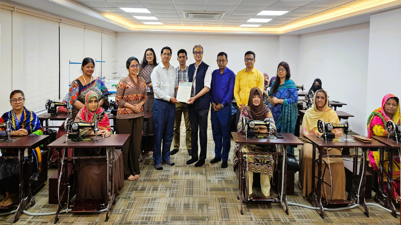 ব্র্যাক ব্যাংক ১০০ শ্রবণ ও বাক প্রতিবন্ধী নারীকে সেলাই প্রশিক্ষণ দেবে