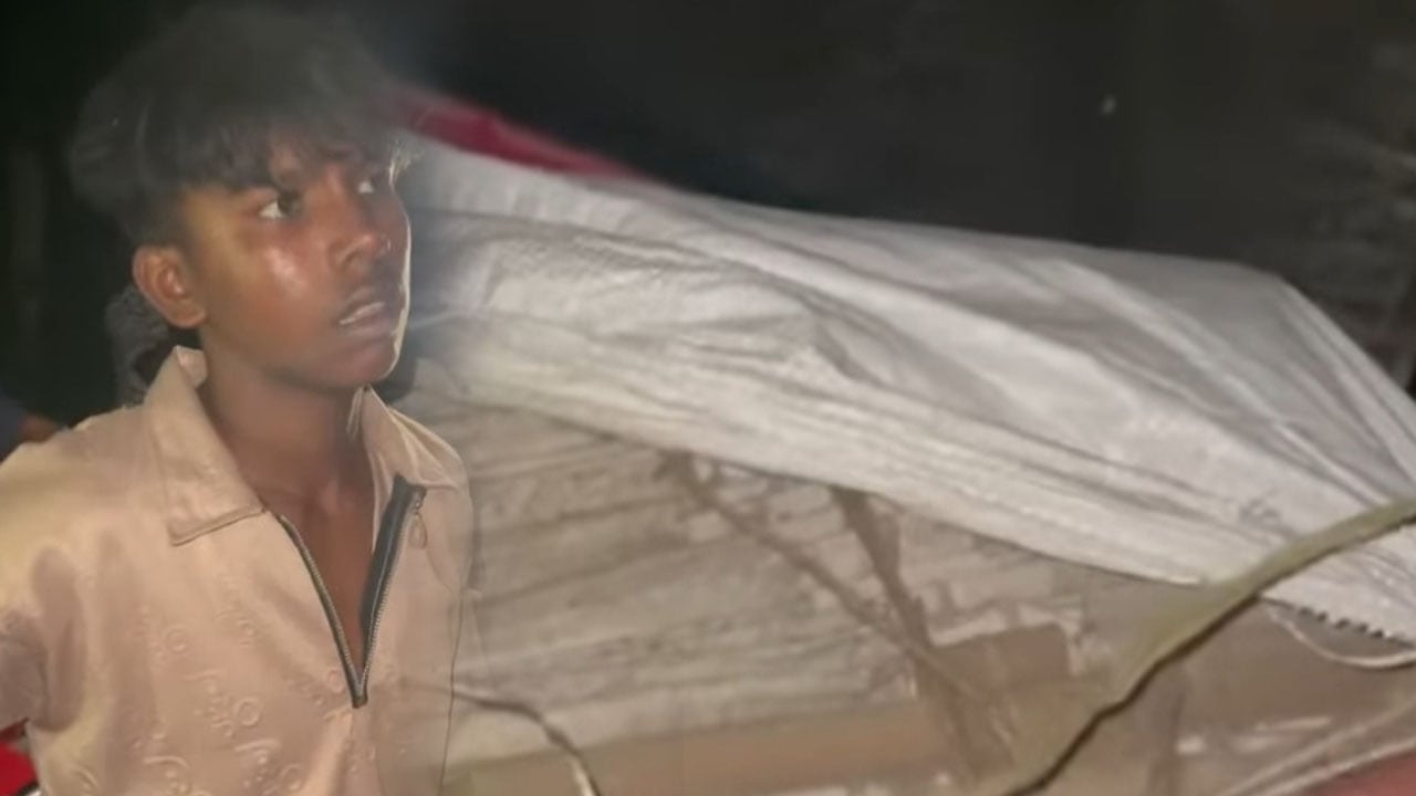 রাতের আঁধারে বস্তাভর্তি সরকারি ফাইল পাচারের সময় রিকশাচালক আটক