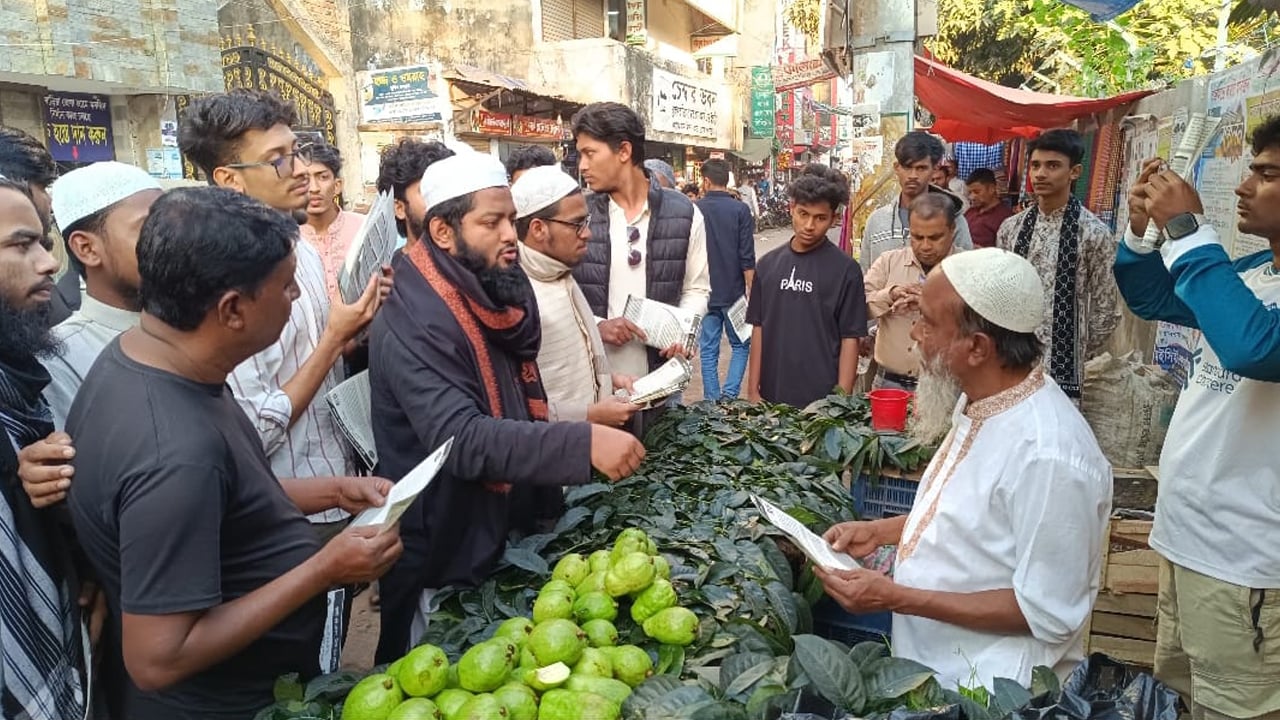 ঘোষণাপত্রের জনমত তৈরিতে ব্রাহ্মণবাড়িয়ায় লিফলেট বিতরণ