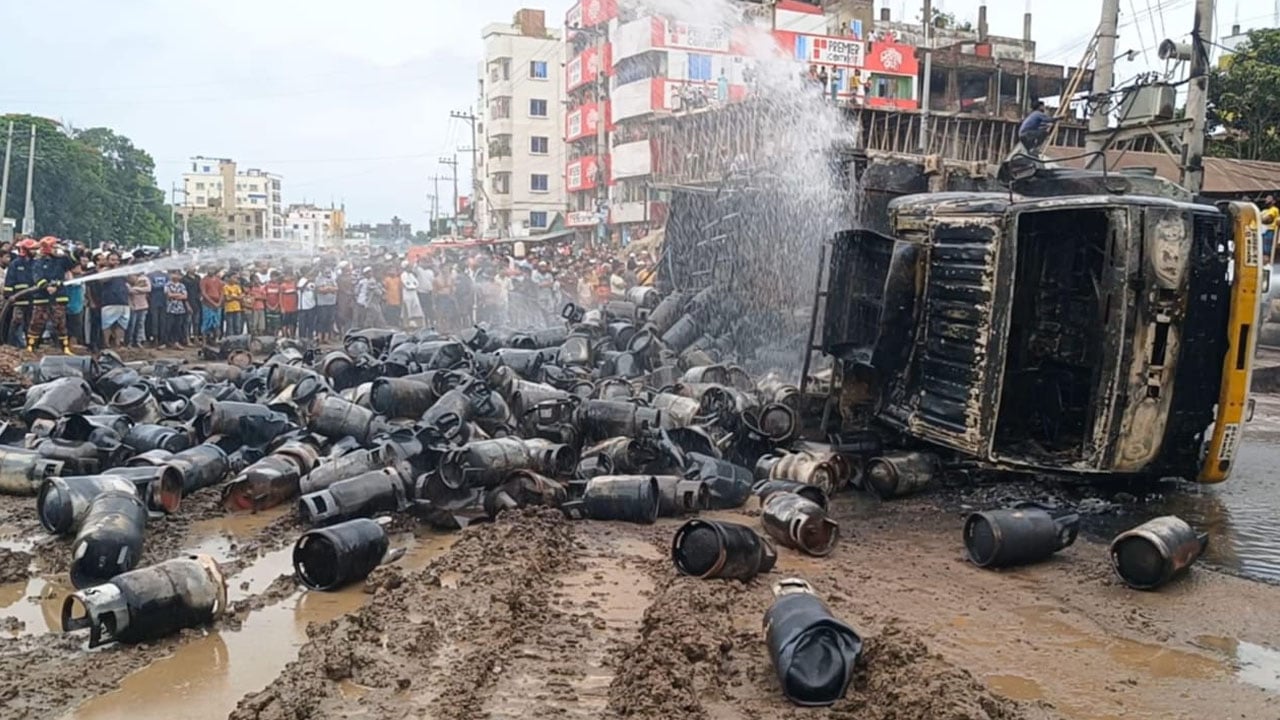 ব্রাহ্মণবাড়িয়ায় সিলিন্ডারবাহী ট্রাকে আগুন, বিকট শব্দে বিস্ফোরণ