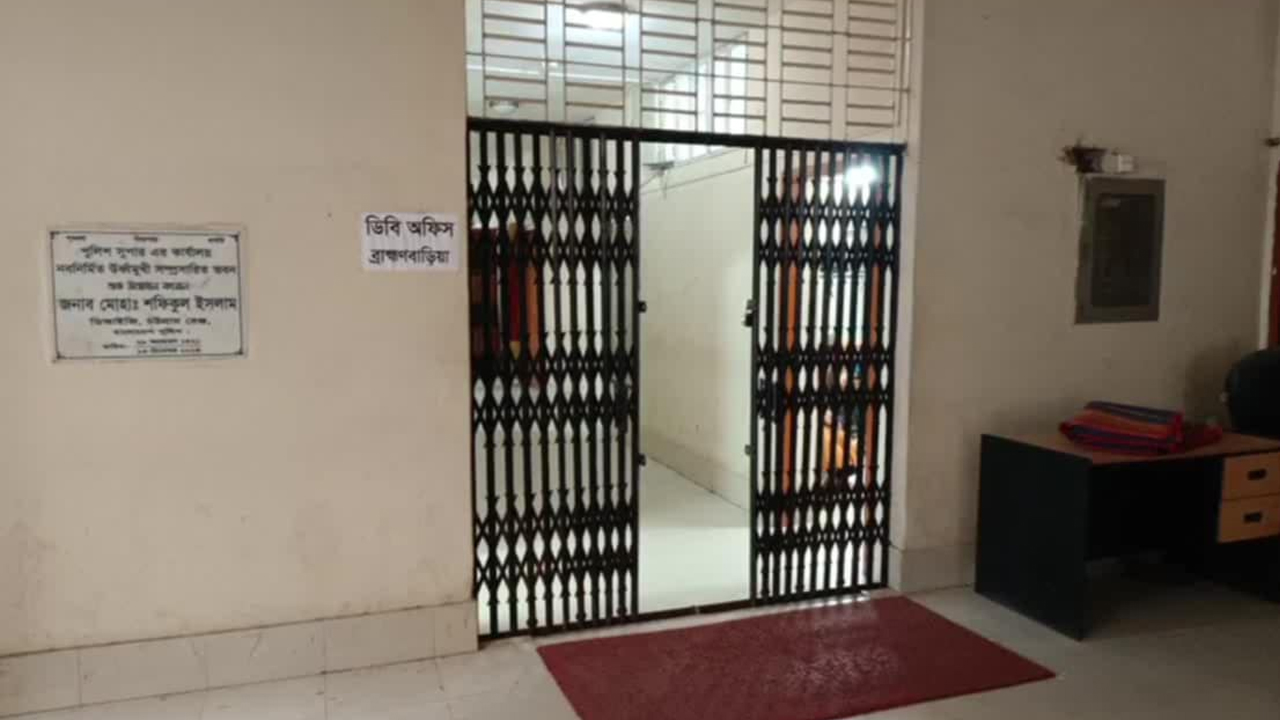 ব্রাহ্মণবাড়িয়ায় কার্তুজসহ দুই গোয়েন্দা পুলিশ কারাগারে