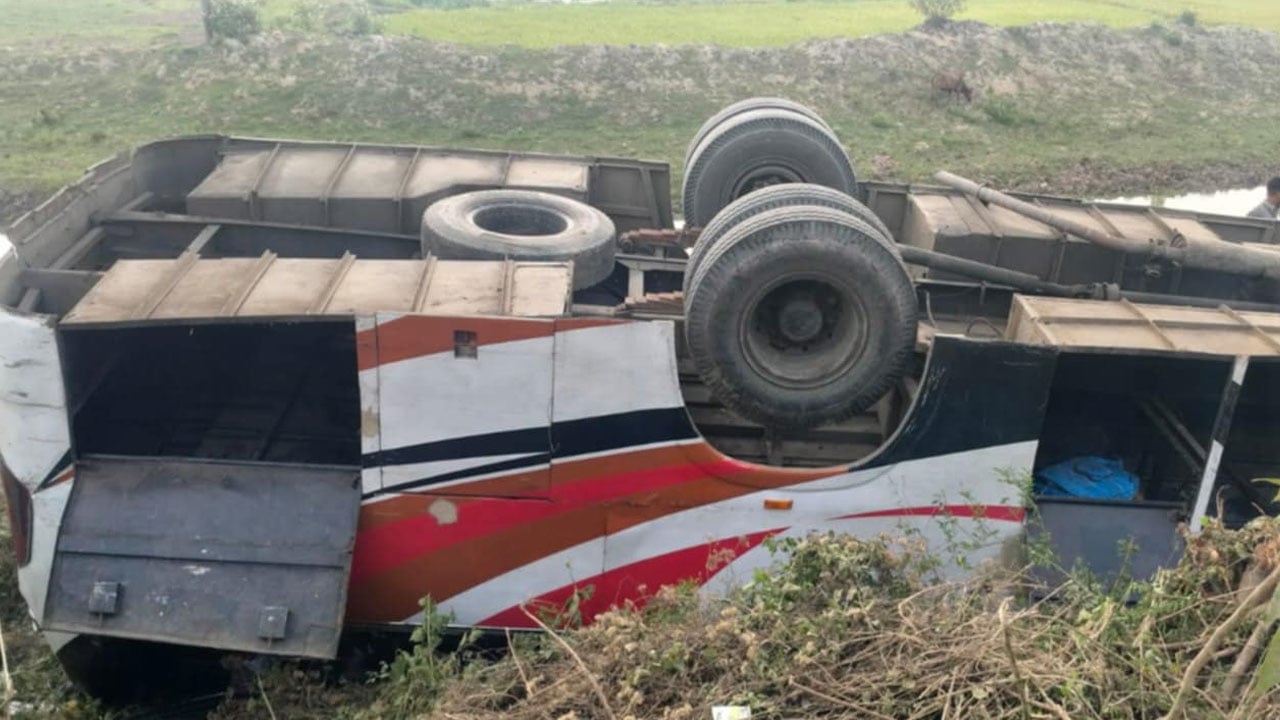 ব্রাহ্মণবাড়িয়ায় নিয়ন্ত্রণ হারিয়ে বাস খাদে পড়ে ২৫ যাত্রী আহত