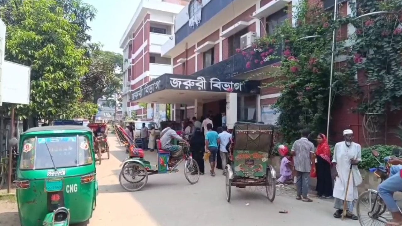 অটোরিকশা নিয়ন্ত্রণ হারিয়ে রোলারের সঙ্গে ধাক্কা, নিহত ১ আহত ৪