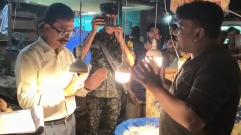 ডিজিটাল পাল্লায় রশি-রাবার বেঁধে ওজনে ফাঁকি, মাছ বিক্রেতাকে ১ লাখ টাকা জরিমানা