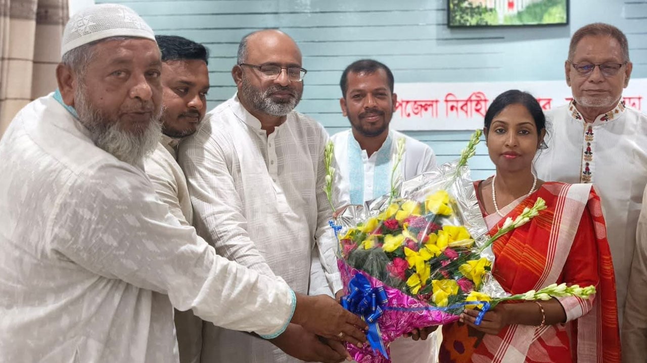 ইউএনওকে জুলাই ছাত্র হত্যা মামলার আসামিদের ফুলেল শুভেচ্ছা 