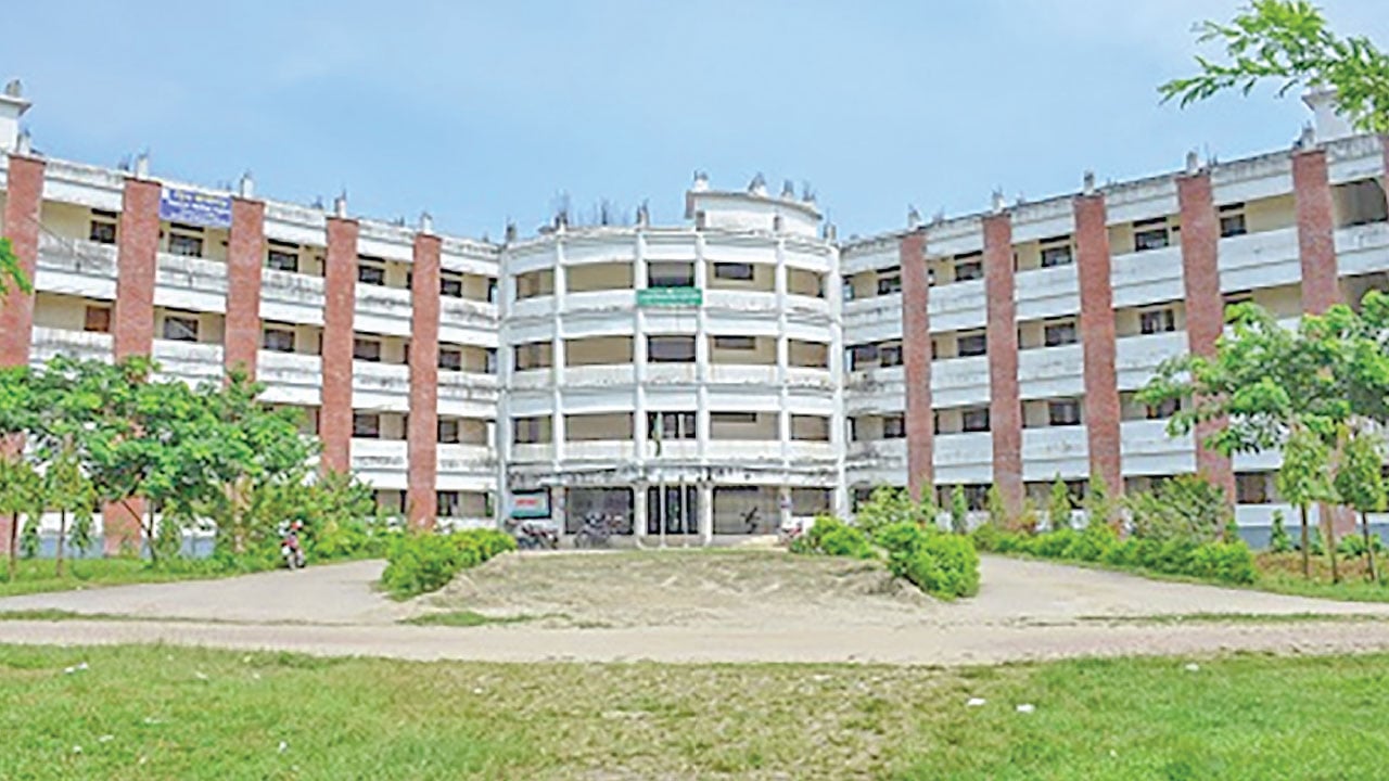 রাজনীতি নিষিদ্ধ ঘোষিত হলেও বাস্তব চিত্র ভিন্ন