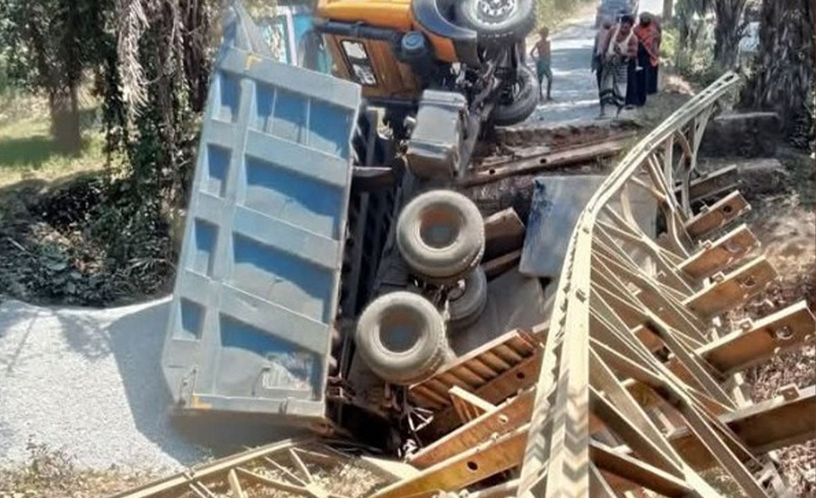 লামায় ব্রিজ ভেঙে ঝিরিতে, যান চলাচল বন্ধ