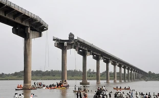 যানবাহন নিয়ে সেতু ভেঙে এক পরিবারের ৩ জনসহ নিহত ১০