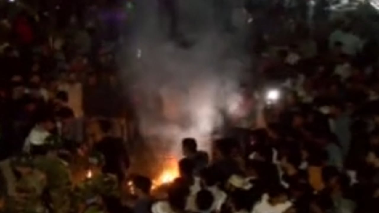 শিক্ষার্থী ও বাস শ্রমিক সংঘর্ষ-আগুন