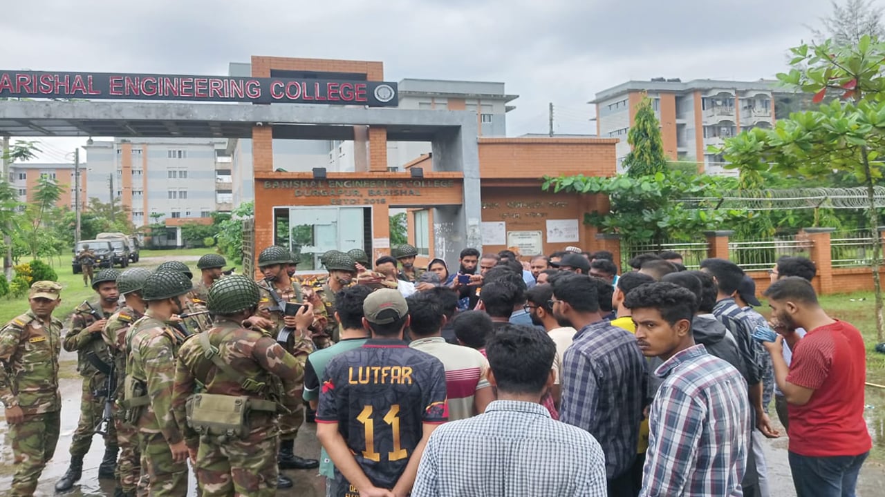 শিক্ষার্থী, সেনা ও পুলিশ ধাওয়া পাল্টা ধাওয়া, আহত ২০