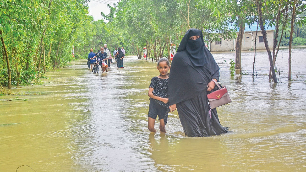 বর্ষায় বিপর্যস্ত দেশ