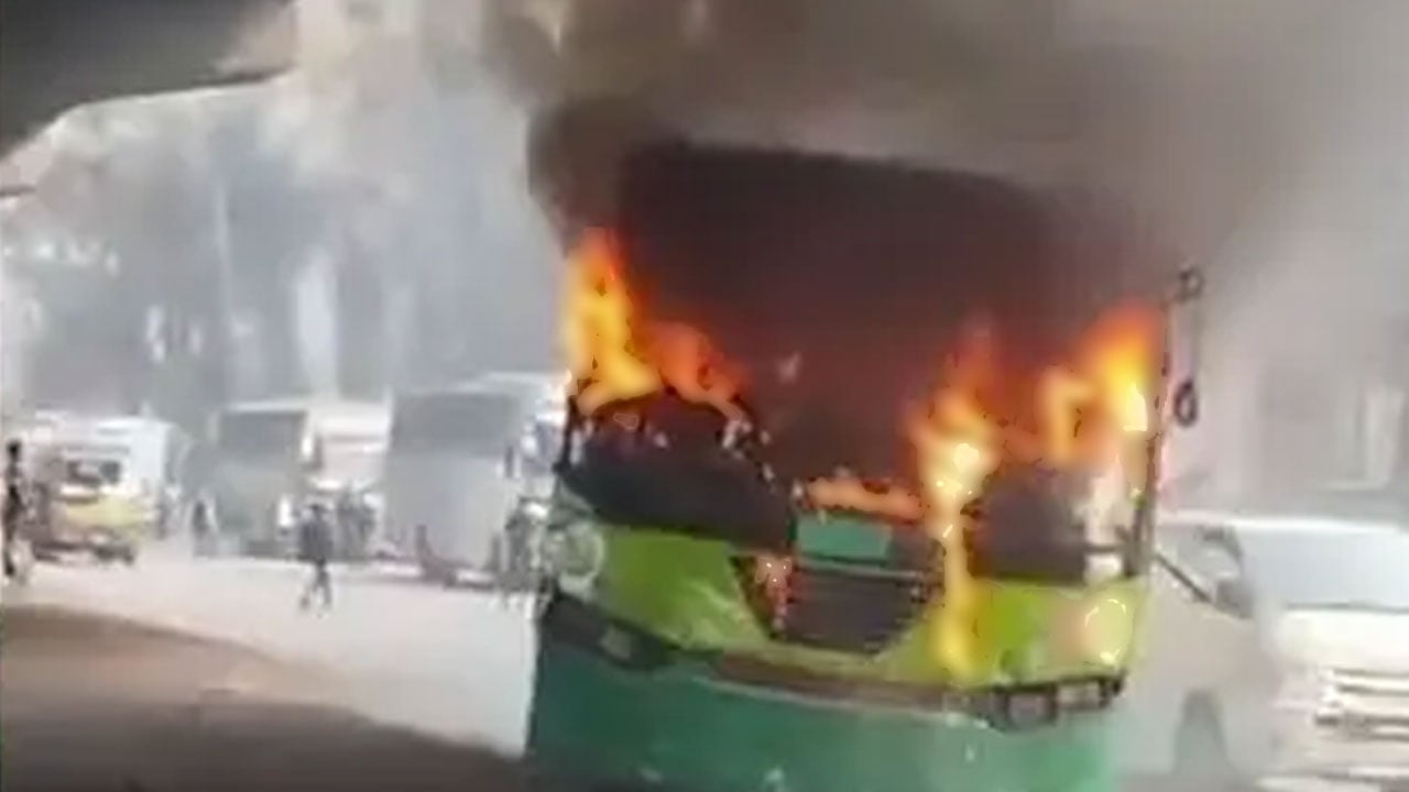 যান্ত্রিক ত্রুটির কারণে উত্তরায় পার্কিং করা বাসে আগুন