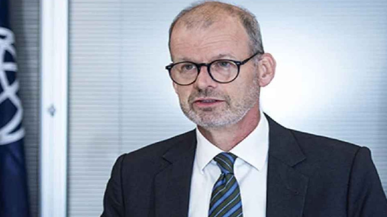 গত এক দশকে বাংলাদেশে অর্ধেক তরুণ চাকরি পাননি