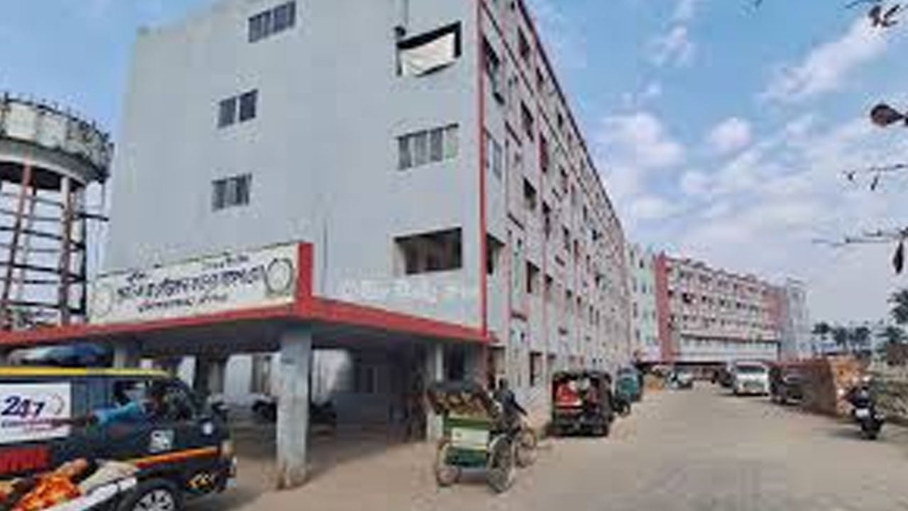 বিস্ফোরণে ঘরের দরজা-জানালা উড়ে পুকুরে, দগ্ধ বাবা-ছেলে হাসপাতালে