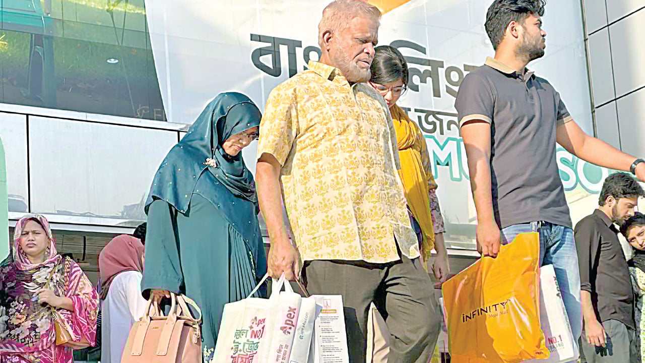 ছুটির দিনে ক্রেতামুখর মার্কেট, শপিংমল