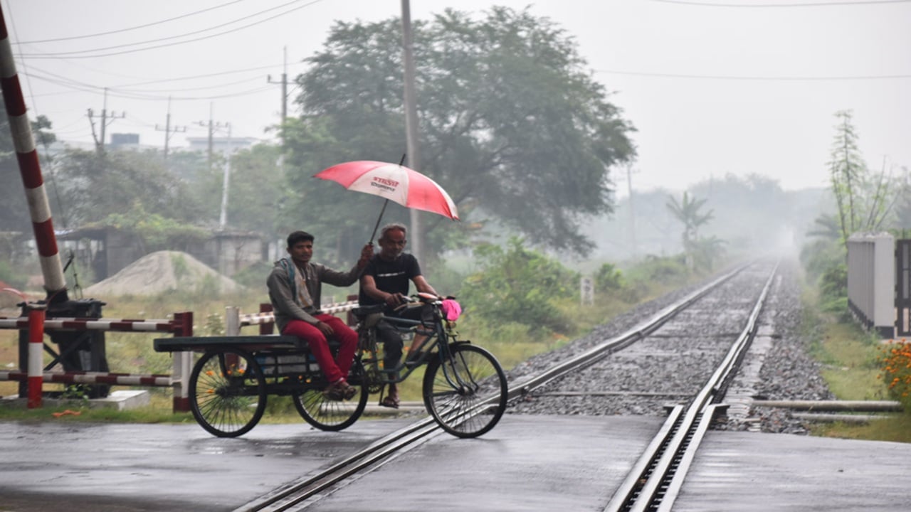 ঢাকাসহ ৮ বিভাগে বজ্রসহ বৃষ্টির পূর্বাভাস, তিন অঞ্চলে ঝড়ের আশঙ্কা