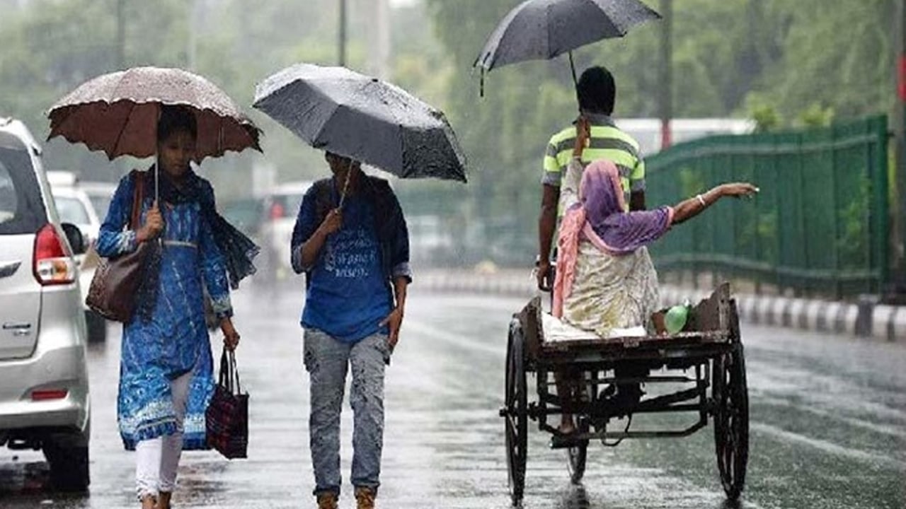 নিম্নচাপের প্রভাবে বৃষ্টি, চার সমুদ্রবন্দরে ৩ নম্বর সতর্কবার্তা