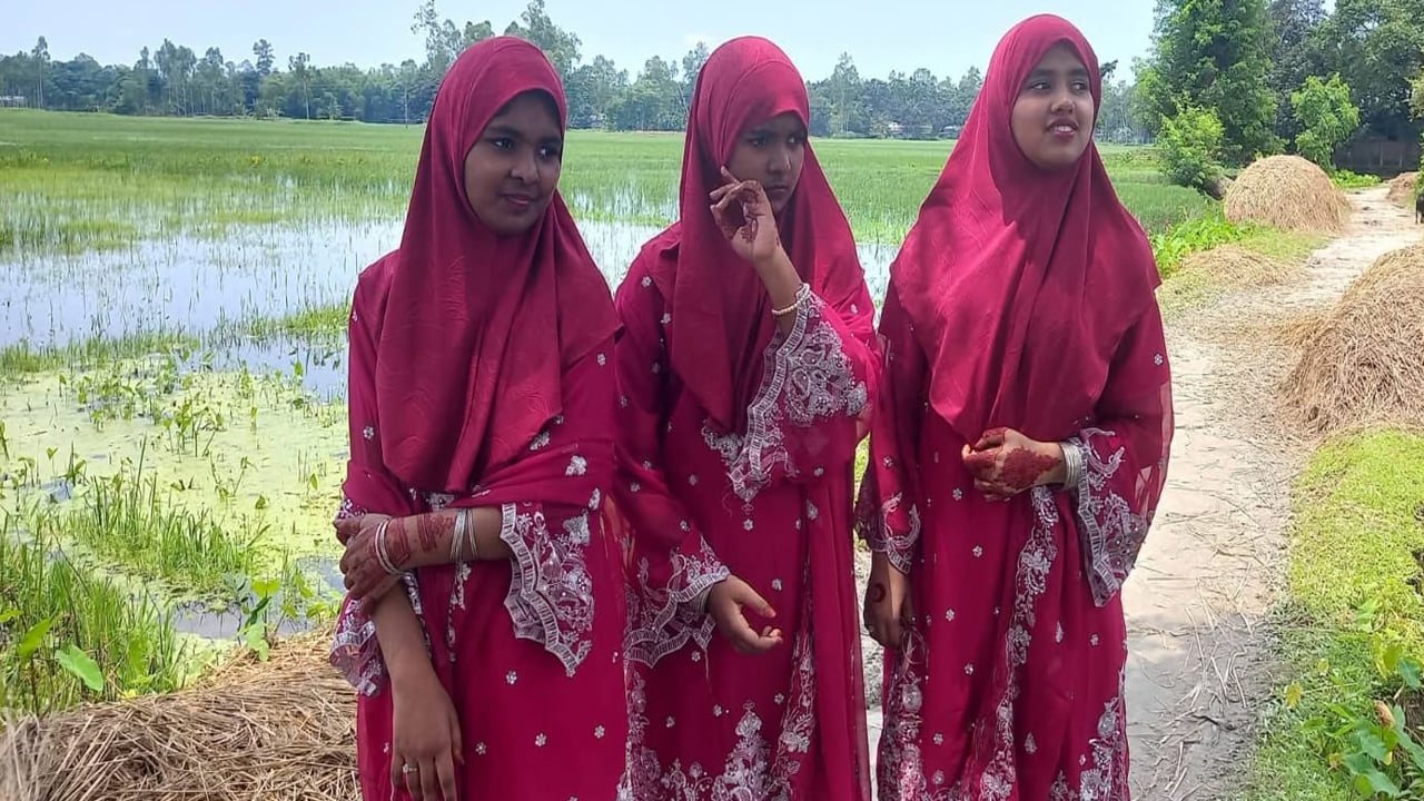 একসঙ্গে যমজ তিন বোনের সাফল্যের গল্প