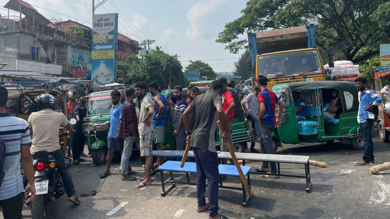 চার দাবিতে ববি শিক্ষার্থীদের ঢাকা–কুয়াকাটা মহাসড়ক অবরোধ