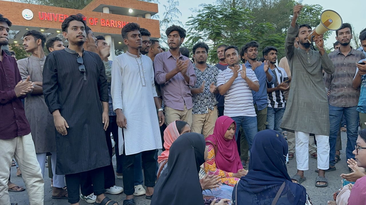 উপাচার্যের আশ্বাসে ববি শিক্ষার্থীদের সড়ক অবরোধ প্রত্যাহার 