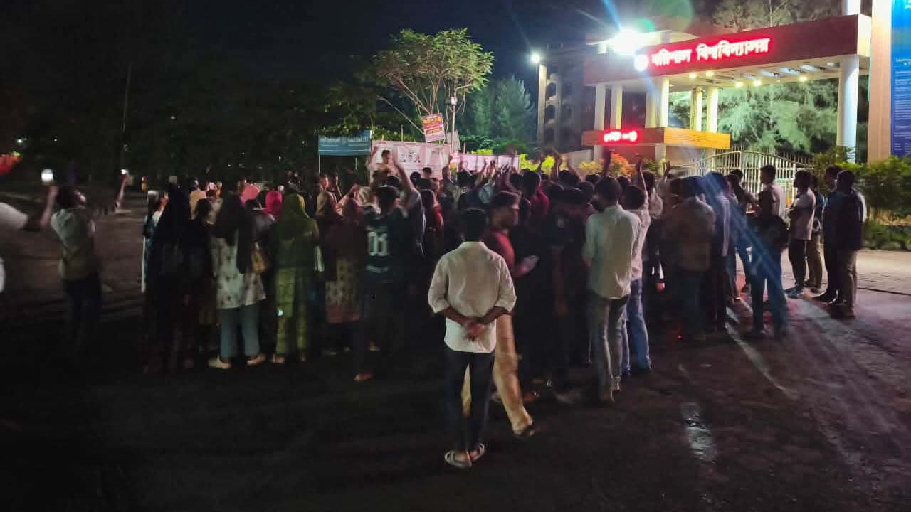 ববি শিক্ষার্থী আহতের প্রতিবাদে ঢাকা-কুয়াকাটা মহাসড়ক অবরোধ 