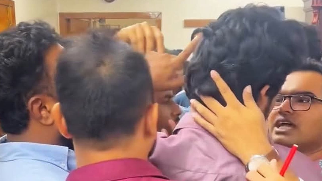 ভিসি কার্যালয়ে বহিরাগত ছাত্রদল নেতা, ববি শিক্ষার্থীদের হট্টগোল