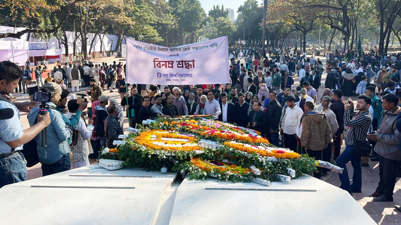 শহীদ বুদ্ধিজীবী স্মৃতিসৌধে সর্বস্তরের মানুষের শ্রদ্ধা