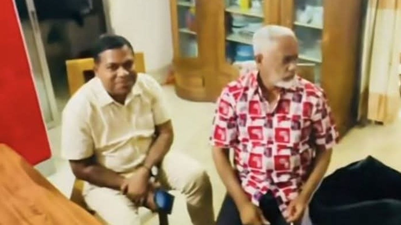 জামিন পাওয়া আ.লীগ নেতার বাসায় মিষ্টি নিয়ে গেলেন বিএনপি নেতা