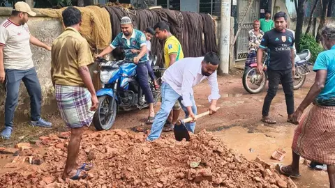 রোগীদের দুর্ভোগ দেখে নিজ খরচে সড়ক মেরামত ছাত্রদল নেতার