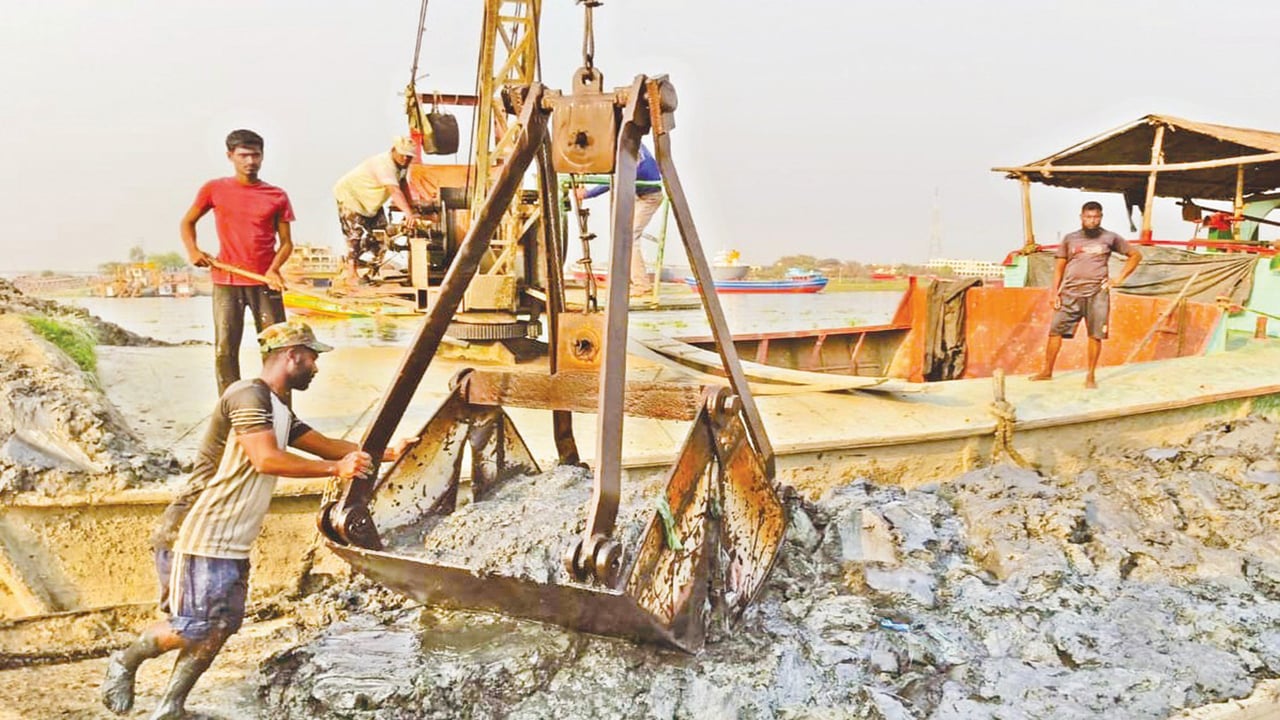 বুড়িগঙ্গা থেকে মাটি চুরির হিড়িক, হুমকিতে নদী পাড়ের বাসিন্দারা