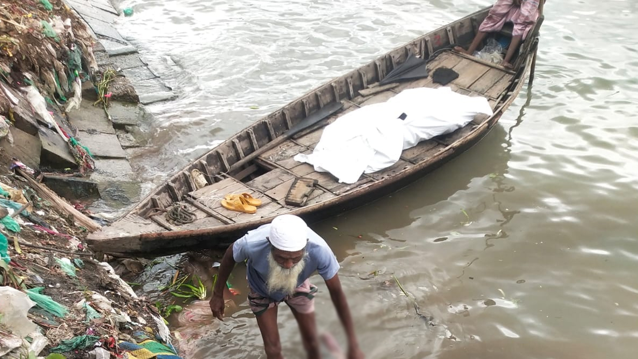 বুড়িগঙ্গা থেকে নারী ও শিশুসহ ৪ লাশ উদ্ধার