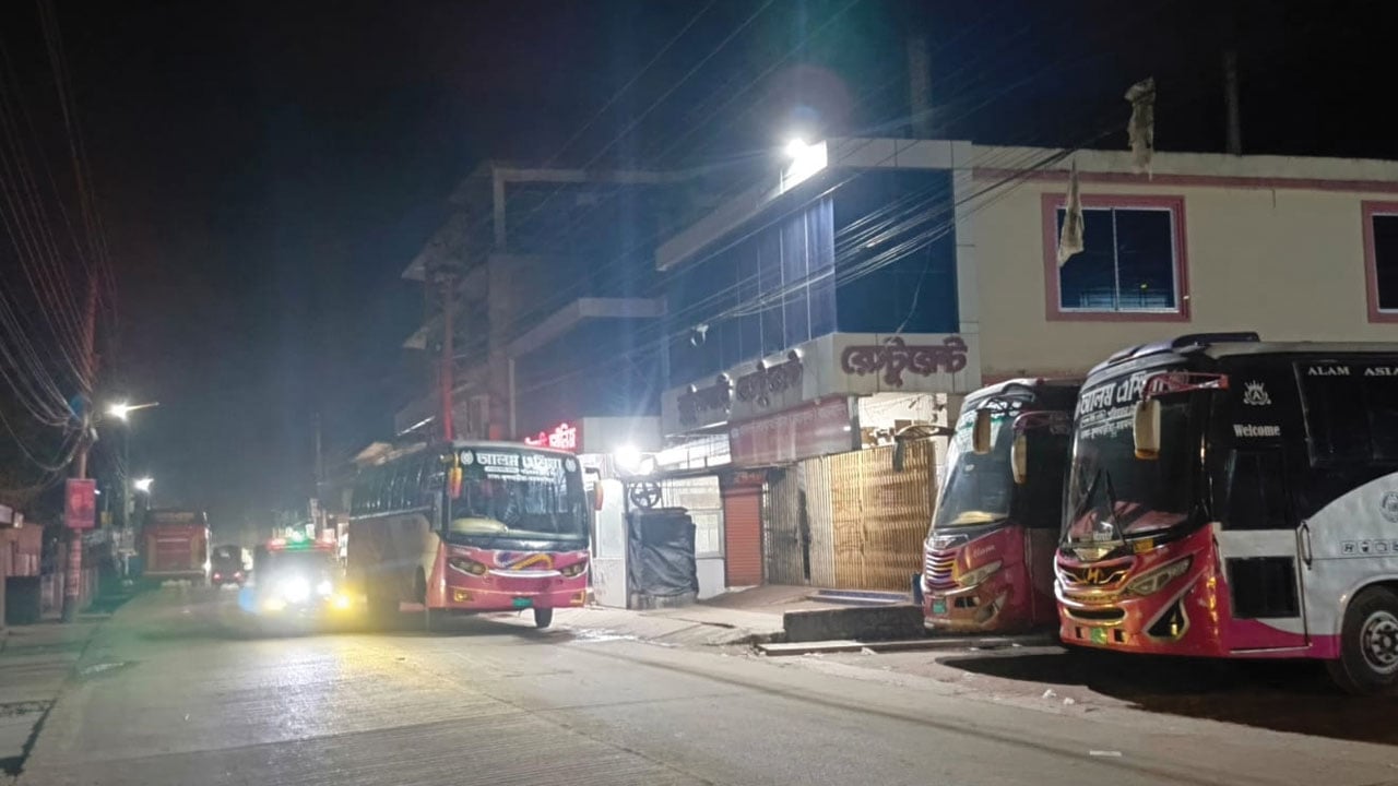 ফুলবাড়ীয়ায় স্থায়ী টার্মিনাল না থাকায় সড়কের ওপর বাস টার্মিনাল 
