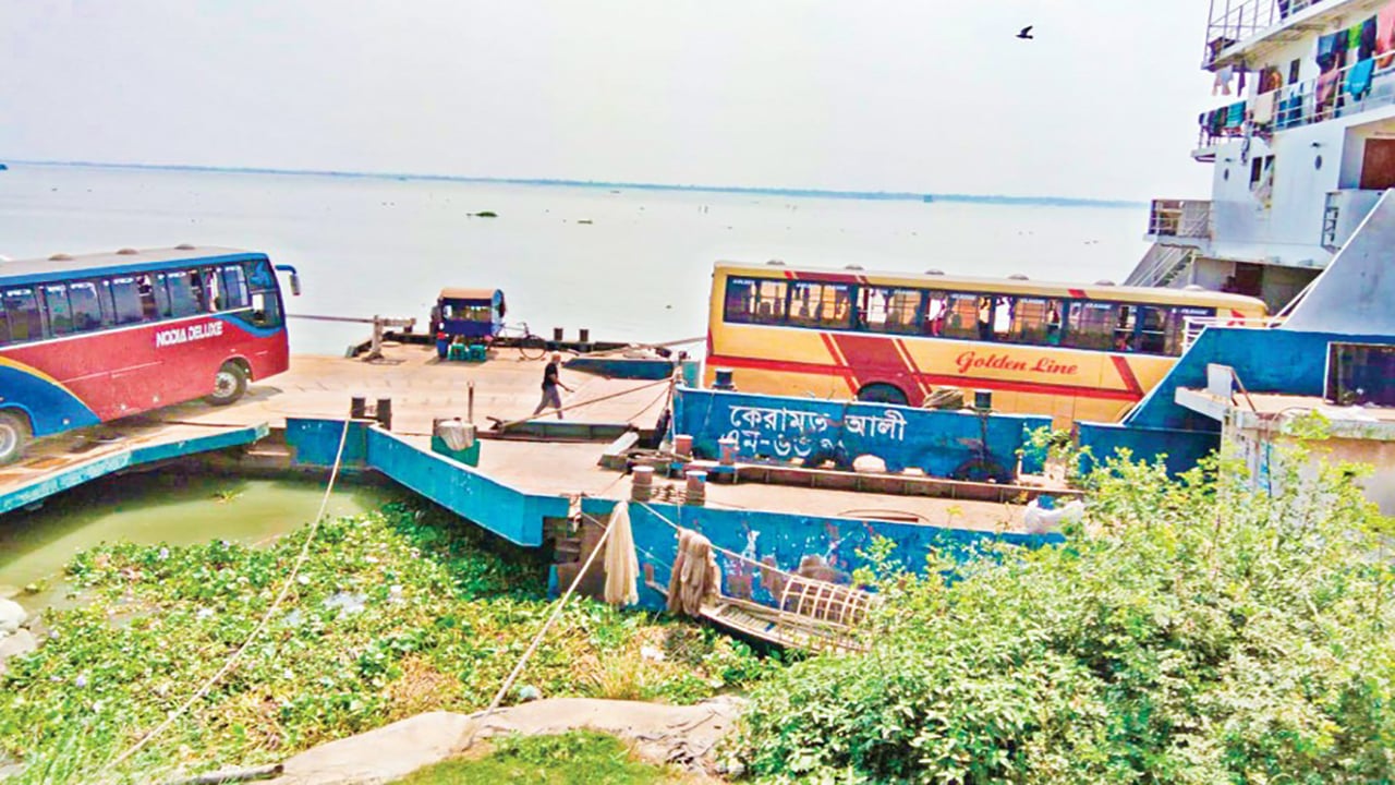 নিয়মের তোয়াক্কা করছেন না বাসচালকরা