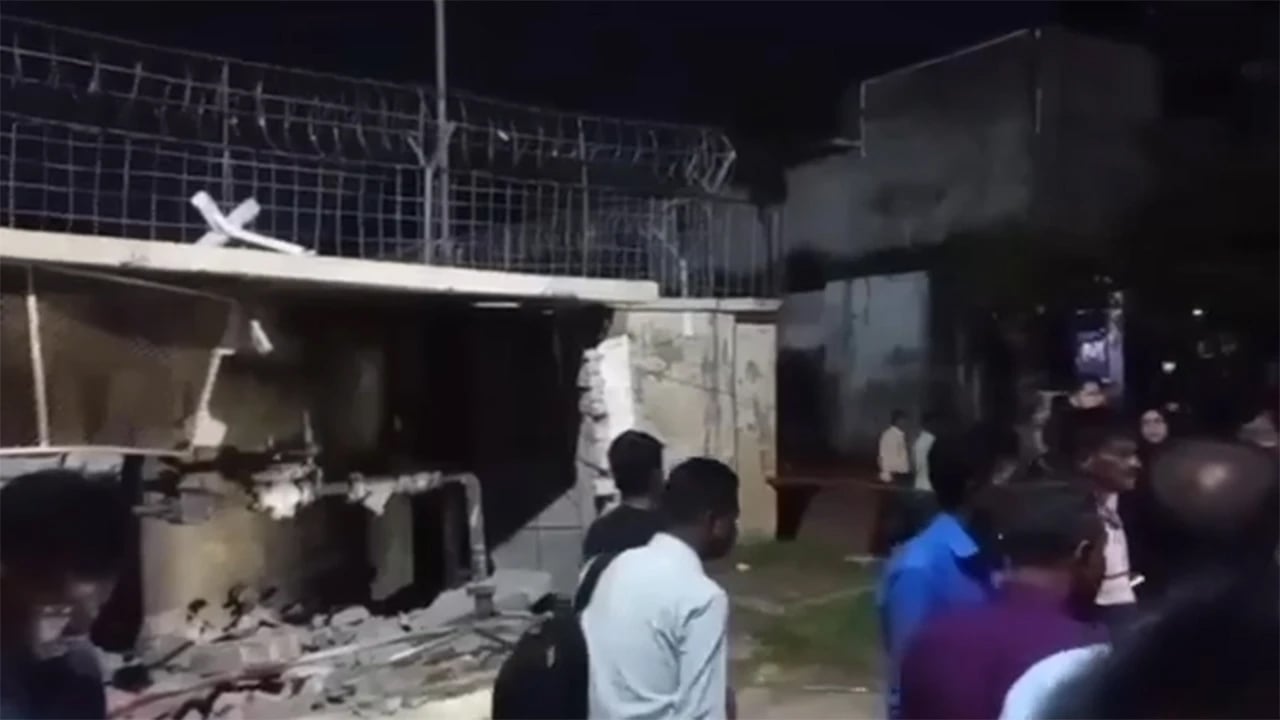 কুর্মিটোলা হাসপাতালে নিয়ন্ত্রণ হারিয়ে ঢুকে পড়ল বাস, নিহত ১