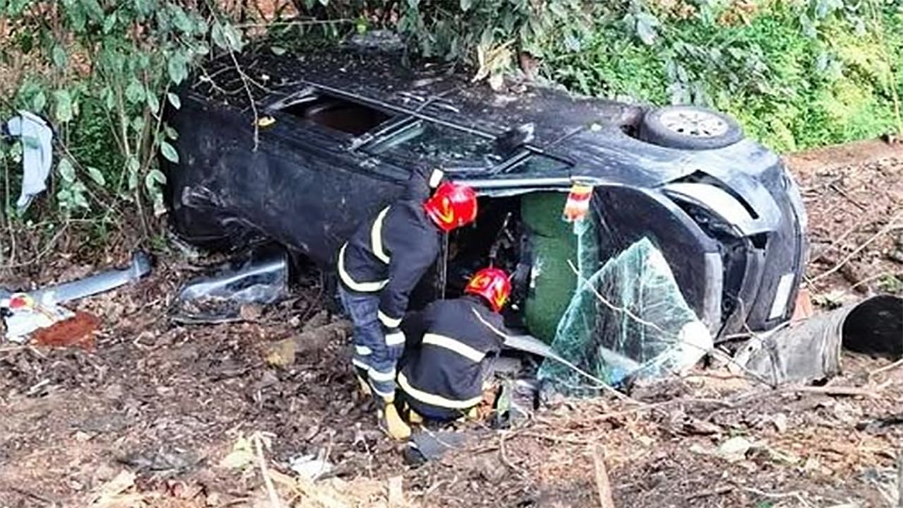 চট্টগ্রামের লোহাগাড়ায় মাইক্রোবাস খাদে পড়ে নিহত ৩