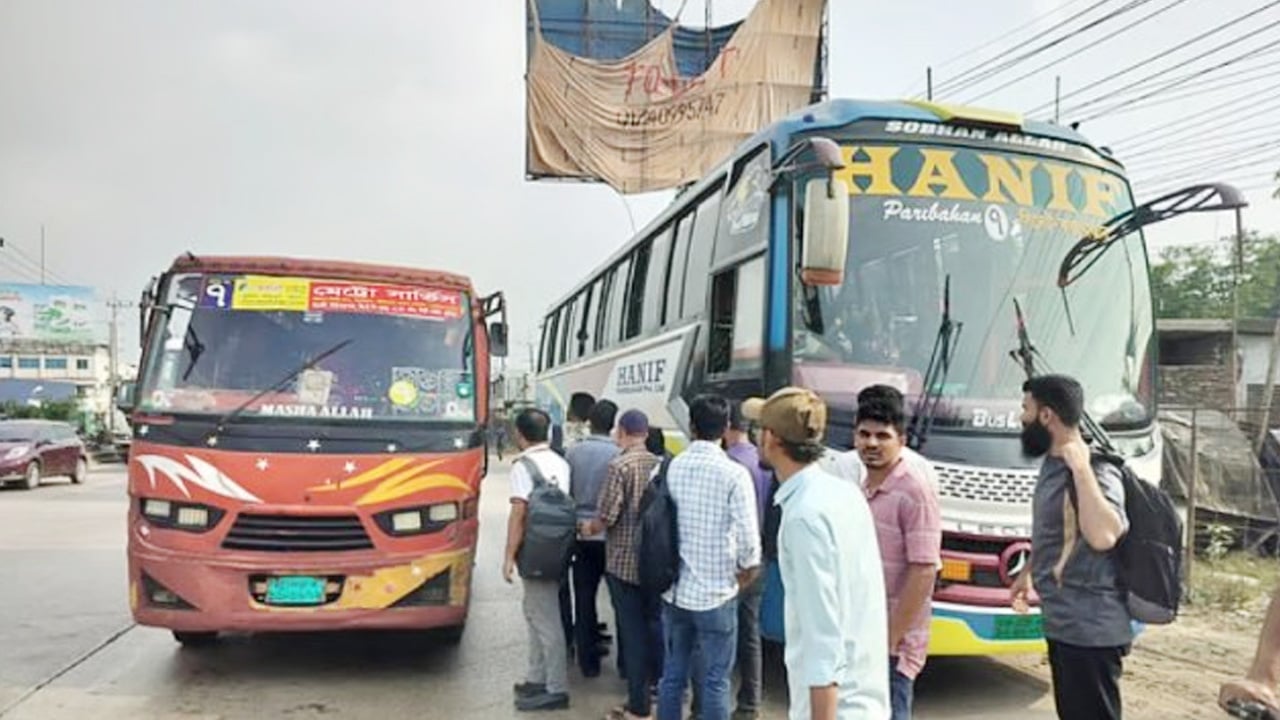 জ্বালানি ফুরিয়ে মাঝপথে বন্ধ হলো দূরপাল্লার বাস, দুর্ভোগে যাত্রীরা