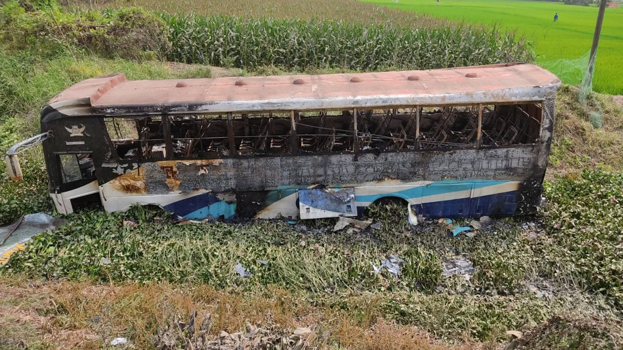 ব্রিজের রেলিং ভেঙে বাস খাদে পড়ে পুড়ে ছাই