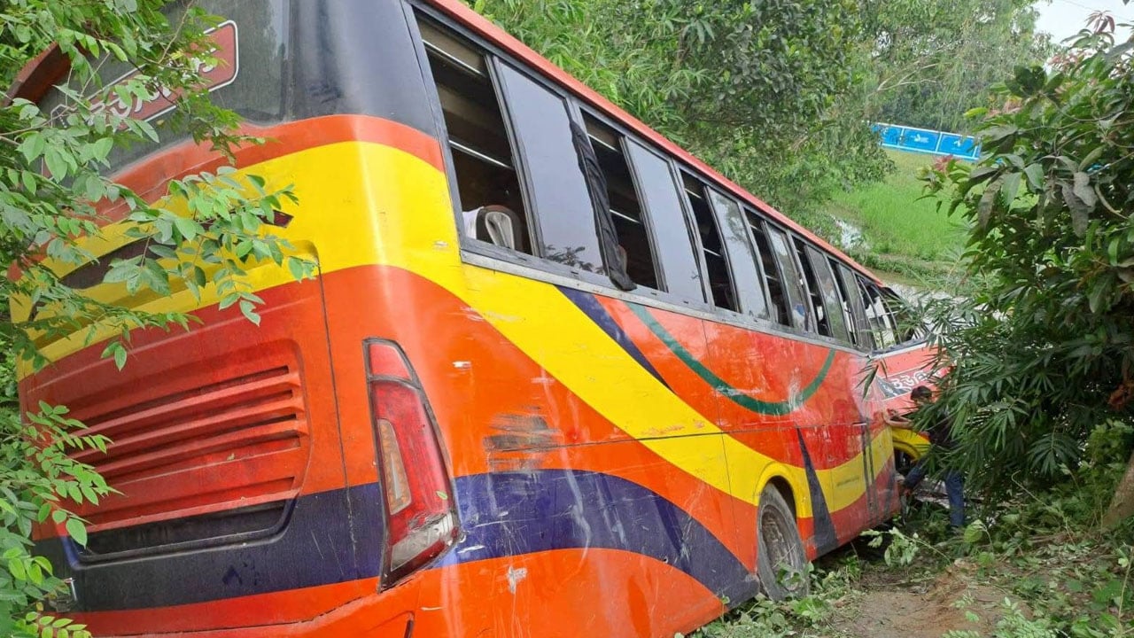 চৌদ্দগ্রামে ট্রাকের পেছনে বাসের ধাক্কায় চালক নিহত