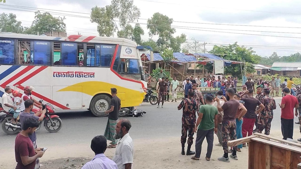 পত্নীতলায় বাসের ধাক্কায় মোটরসাইকেল আরোহী নিহত