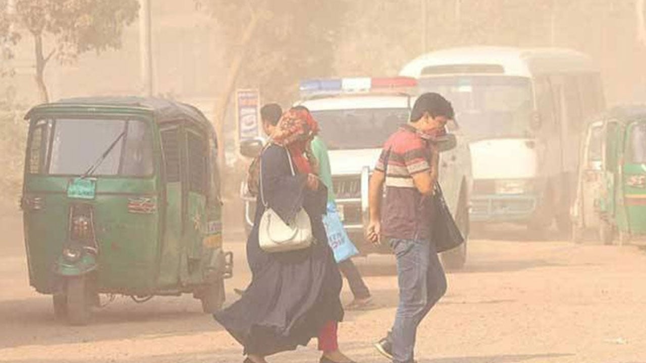 আজ বায়ুদূষণে শীর্ষে ঢাকা, দ্বিতীয় লাহোর