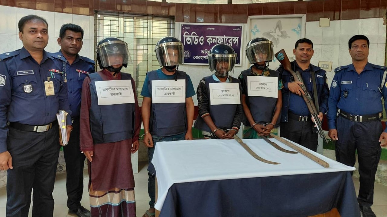 বোরহানউদ্দিনে ডাকাতি ও চোরাই স্বর্ণ কেনার অভিযোগে আটক ৪