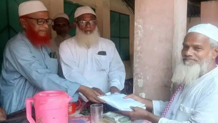 ৪৫ বছর মুসল্লিদের নামাজে ডেকেছেন, বিদায়বেলায় পেলেন ২ লাখ টাকা