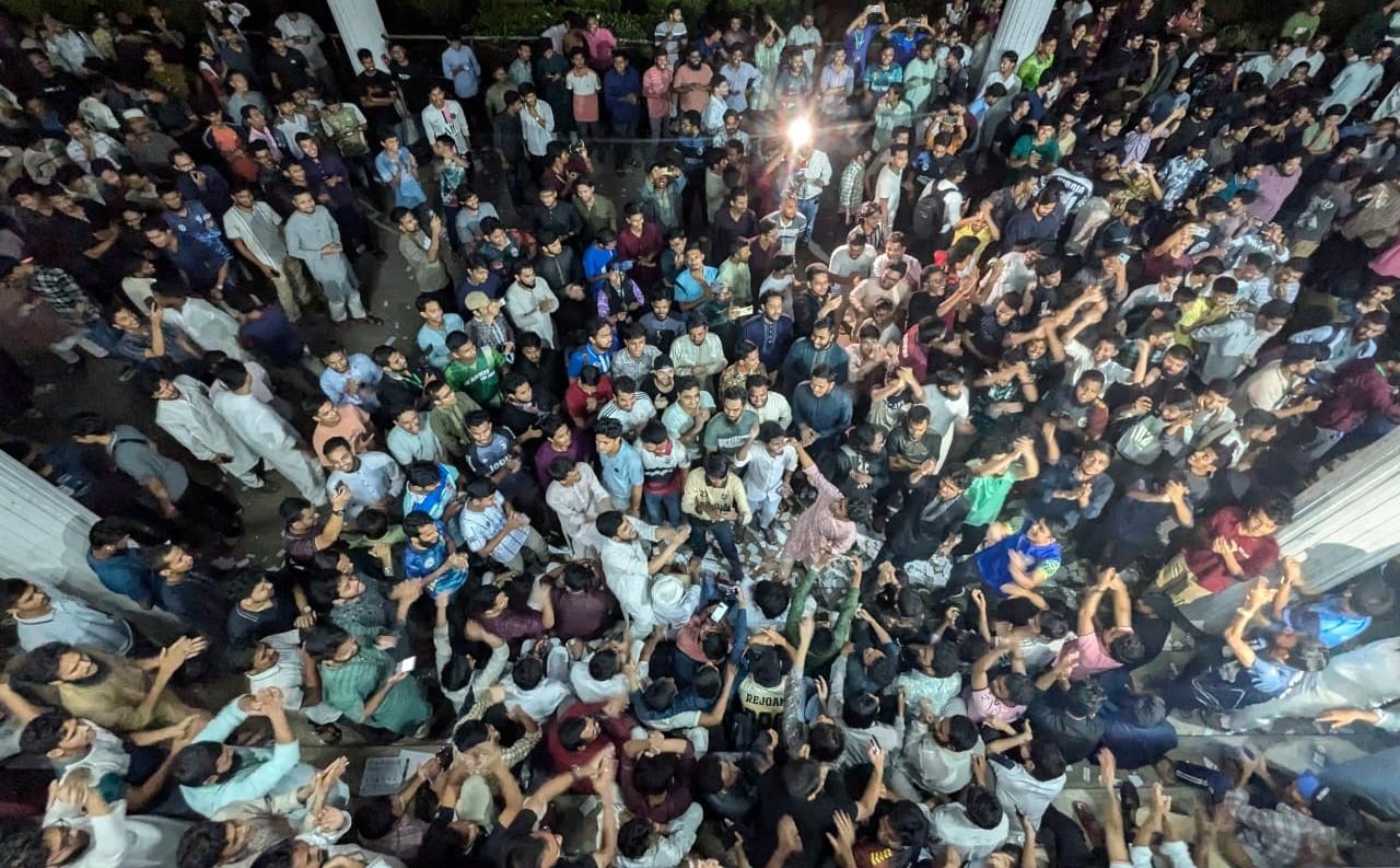 বিবিএ অনুষদে গানে গানে ভোটগণনা কেন্দ্র পাহারা দিচ্ছে শিবির-ছাত্রদল, উত্তেজনা