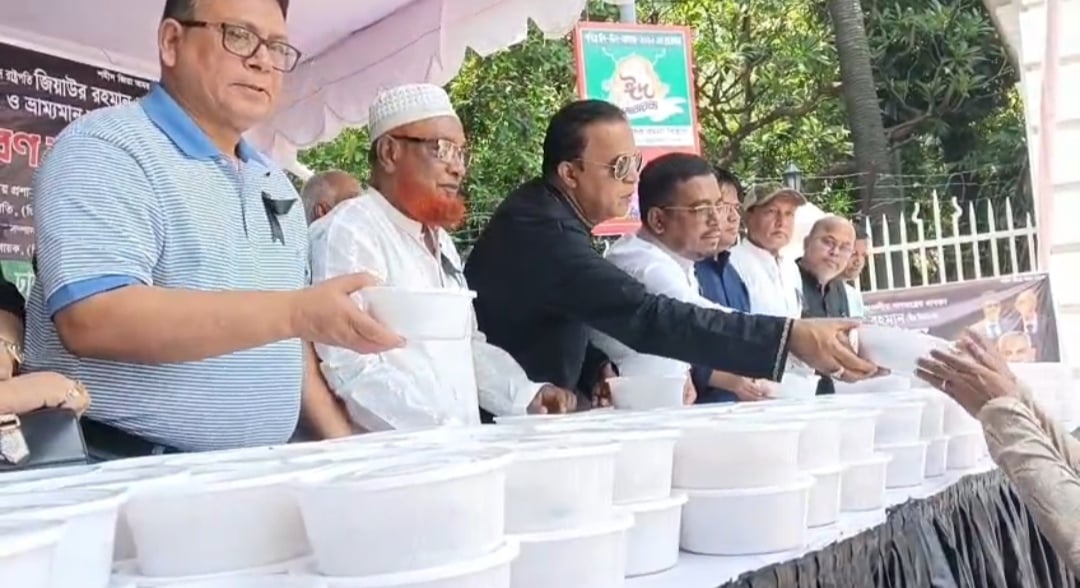 জিয়াউর রহমানের শাহাদাতবার্ষিকীতে দুস্থদের মাঝে খাবার বিতরণ