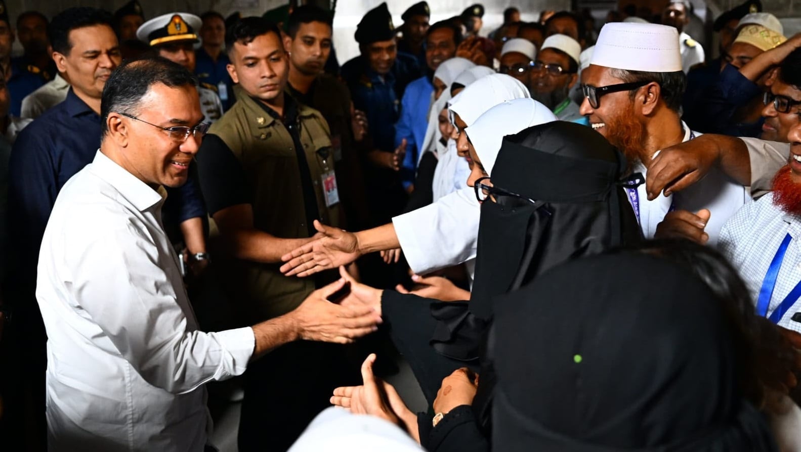 শত ব্যস্ততার পরও কোমলমতি শিক্ষার্থীদের সঙ্গে স্বাক্ষাৎ করলেন প্রধানমন্ত্রী