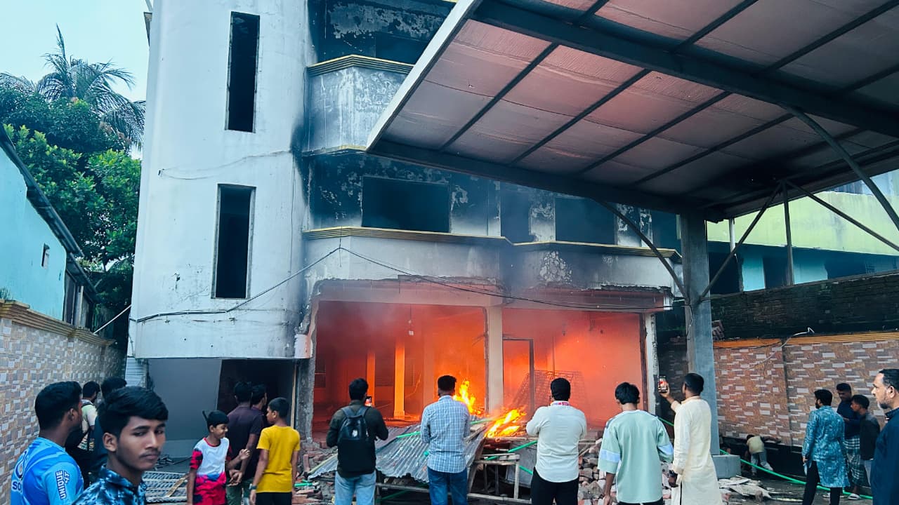৪ ছাত্র-জনতাকে হত্যাকারী আ.লীগ খুনির বাড়িতে আবারও আগুন