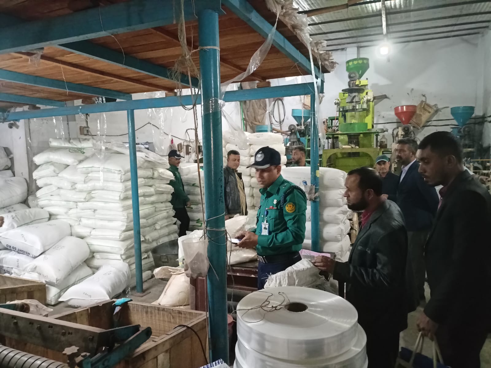 কামরাঙ্গীরচরে পলিথিন কারখানা সিলগালা একশ’ টন পলিথিন জব্দ